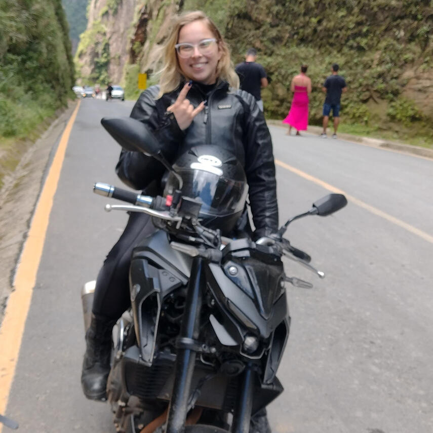 Karola - Meio Escudo