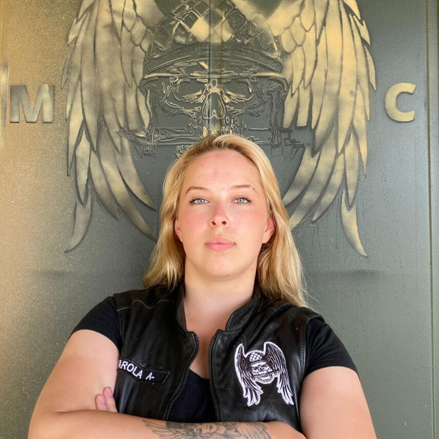 Karola - Meio Escudo / Secretária